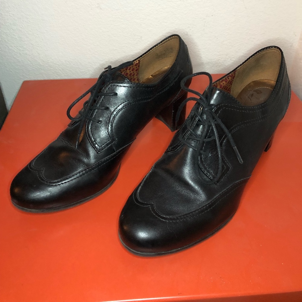 Naturalizer N5 Comfort. Oxford style shoes with a block heels.
